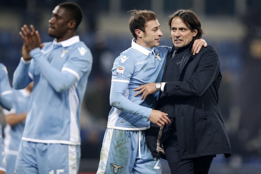 Pelatih SS Lazio, Simone Inzaghi (kanan) merayakan kemenangan laga Serie A atas Fiorentina bersama pemainnya di stadion Olimpico, Ahad (18/12). Lazio menang 3-1.