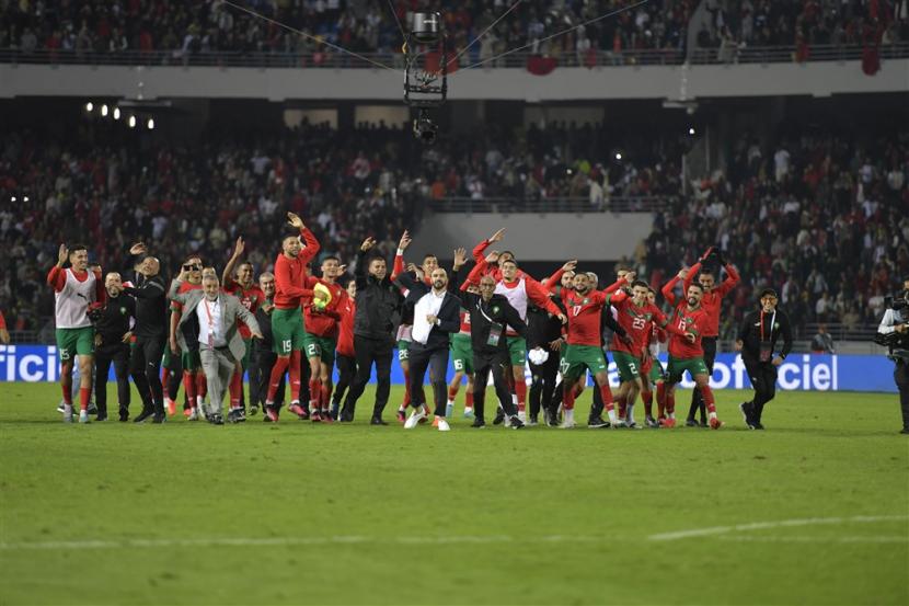 Pelatih, staf pelatih, ofisial, dan para pemain Maroko berselebrasi merayakan kemenangan atas Brasil pada laga persahabatan di Tangier, Maroko, Ahad (26/3/2023) dini hari WIB.