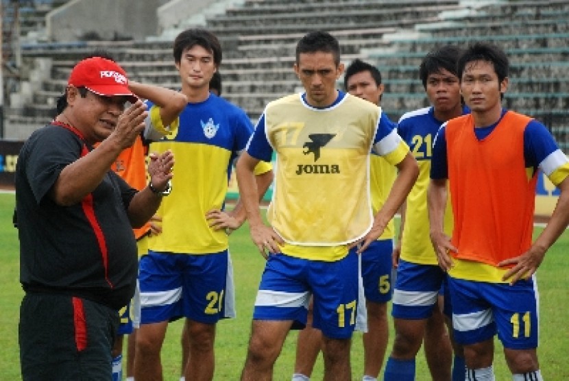 Pelatih Suharno (kiri).