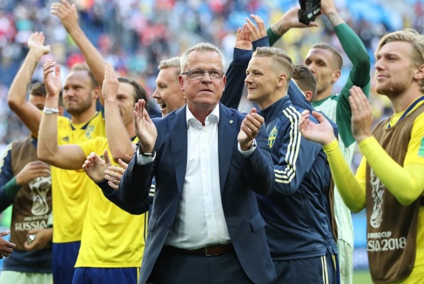 Pelatih Swedia, Janne Andersson (tengah berkacamata), bersama para pemainnya seusai memastikan lolos ke perempat final.