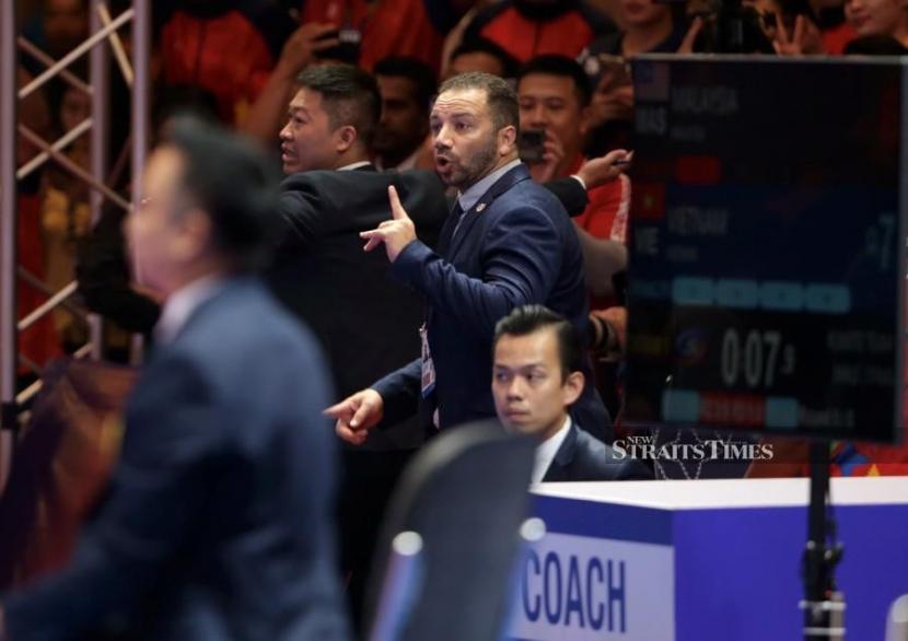 Pelatih Tamer Abdelraouf Mourssy sangat marah dengan tim karate Malaysia karena membuang peluang emas di SEA Games hari ini sehingga dia memarahi mereka. 