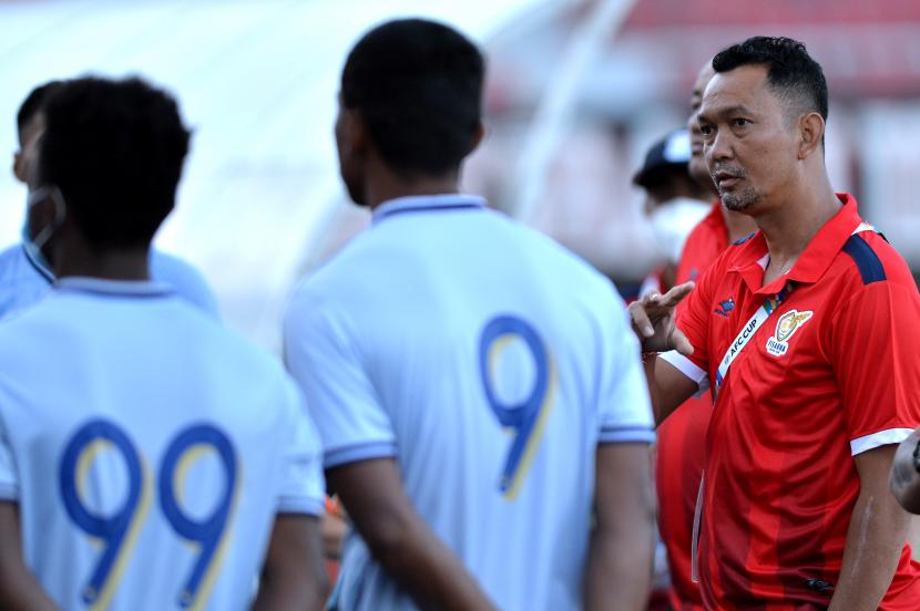 Pelatih tim asal Kamboja Visakha FC Meas Channa (kanan) memberikan instruksi saat latihan (ilustrasi)