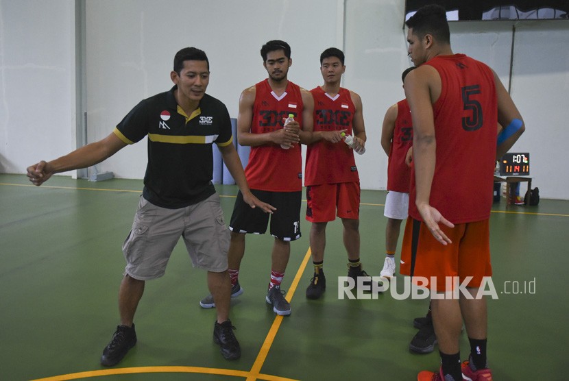 Pelatih tim basket 3X3 Timnas Putra Fandi Andika Ramadhani (kiri) memberikan arahan saat sesi latihan pada pemusatan latihan nasional (Pelatnas) Asian Games 2018, di lapangan basket Istana Kana, Jakarta, Jumat (12/1).