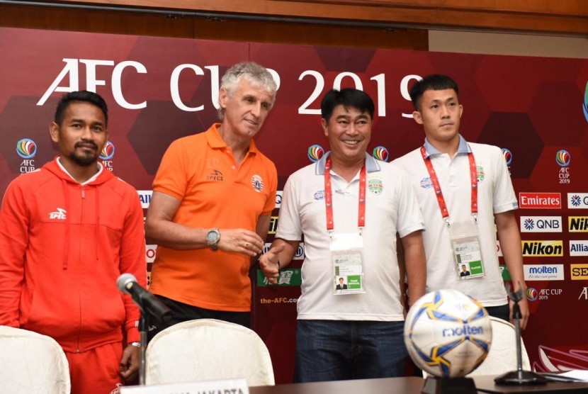 Pelatih tim Liga Vietnam Becamex Binh Duong, Tran Minh Chien (kedua kanan).