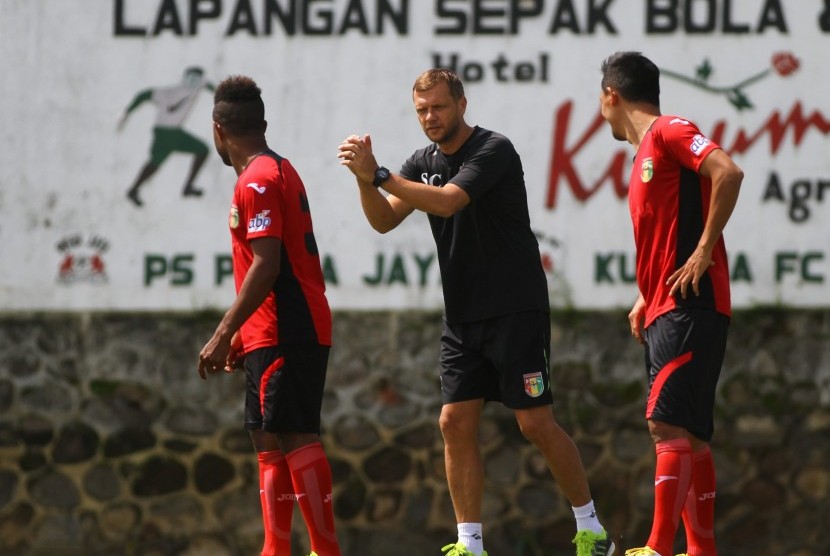 Pelatih tim Mitra Kukar, Scott Cooper (tengah) memberi instruksi pada anak asuhnya saat memimpin latihan fisik dalam pemusatan latihan di lapangan Agrokusuma, Batu, Jawa Timur, Minggu (11/1). Pemusatan latihan yang berlangsung selama 5 hari dengan materi f