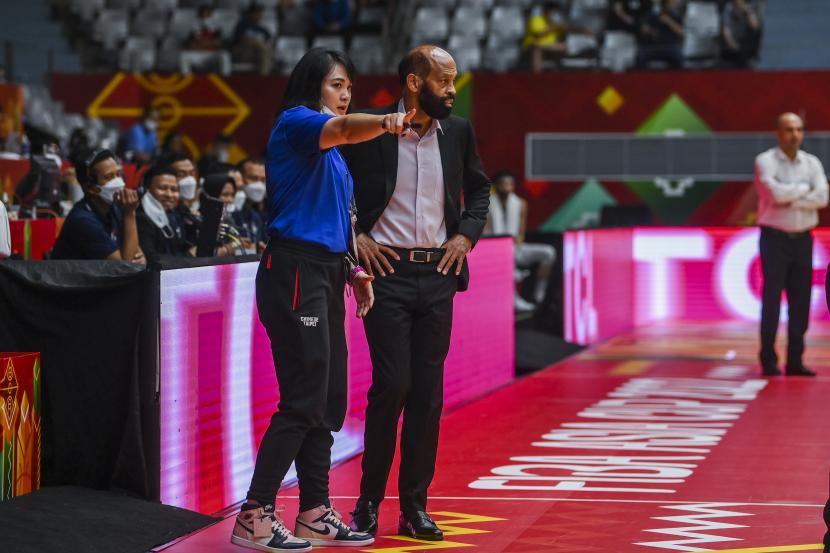 Pelatih tim nasional basket Taiwan Charles Hendry Parker (kanan) memberikan berikan intruksi kepada tim nasional Taiwan saat bertanding melawan tim nasional basket Yordania pada babak playoff FIBA Asia Cup 2022 di Istora Gelora Bung Karno, Senayan, Jakarta, Senin (18/7/2022). Yordania mengalahkan Taiwan dengan skor 97-96.