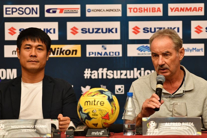 Pelatih timnasIndonesia Alfred Riedl (kanan) bersama pelatih timnas Vietnam Nguyen Huu Thang memberikan keterangan pers, Senin (5/12), jelang laga Vietnam melawan Indonesia pada babak semifinal putaran kedua Piala AFF 2016.