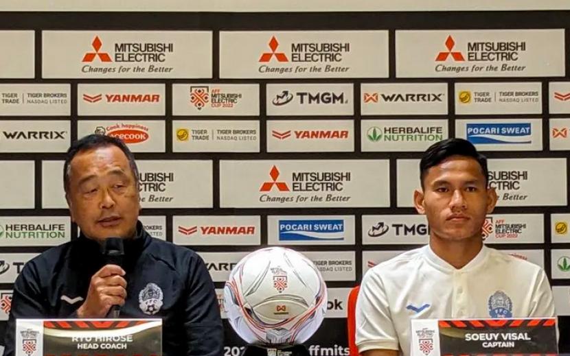Pelatih tim nasional Kamboja Ryu Hirose (kiri) dan kapten skuadnya Soeyu Visal memberikan pernyataan kepada media tentang laga kontra Indonesia di Grup A Piala AFF 2022, Jumat (24/12), dalam konferensi pers di Stadion Utama Gelora Bung Karno, Jakarta, Kamis (23/12/2022). 