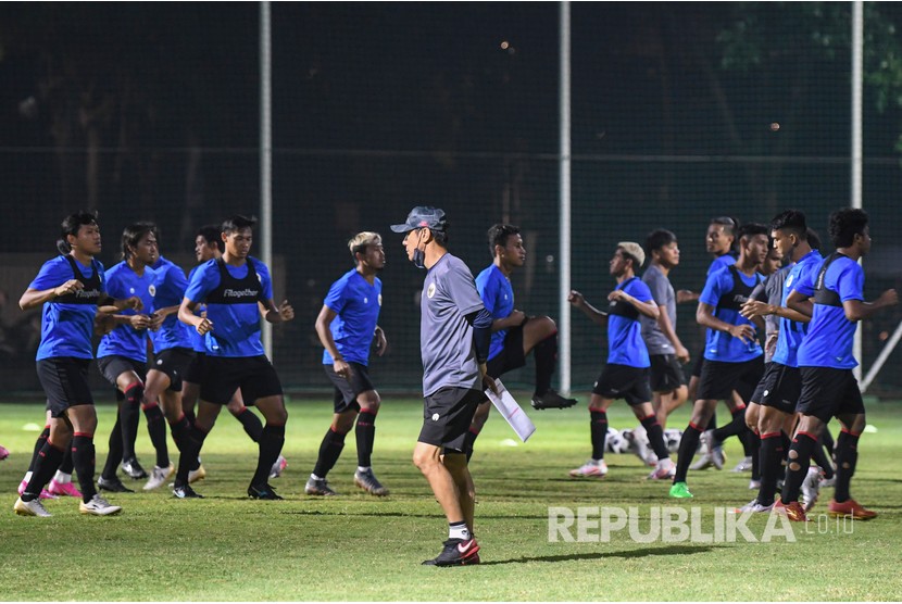 Pelatih tim nasional Indonesia Shin tae-yong (tengah) menilai Indonesia di grup sulit pada Piala AFF 2020 bulan depan.