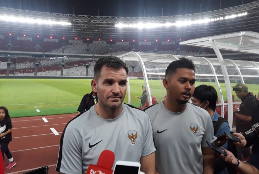 Pelatih tim nasional (Timnas) Indonesia, Simon McMenemy usai memimpin latihan jelang laga kualifikasi Piala Dunia 2020 di Stadion Utama Gelora Bung Karno (SUGBK), Senin (2/8). 