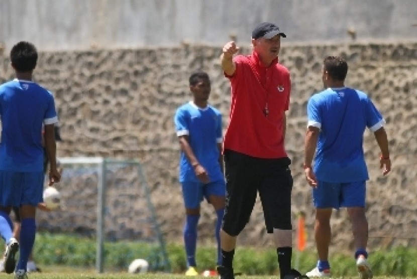 Pelatih Tim Nasional (Timnas) versi KPSI, Alfred Riedl, memberi instruksi pada sejumlah pesepakbola saat memimpin latihan di Lapangan Agrokusuma, Batu, Jawa Timur.