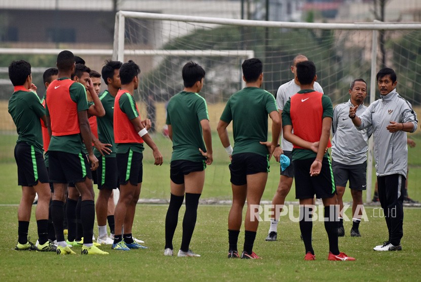 Pelatih tim nasional U-23 Indonesia Indra Sjafri (kanan) memberikan arahan kepada para pemain dalam sesi latihan di lapangan Vietnam Footbal Federation (WFF), My Dinh, Hanoi, Vietnam, Senin (25/3/2019). 