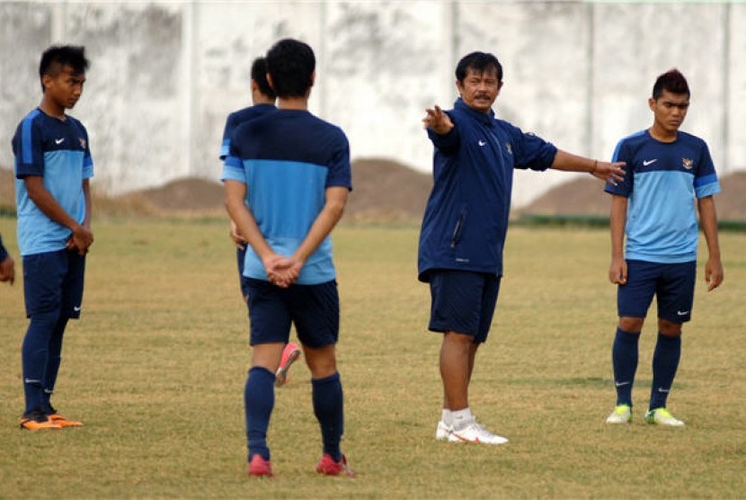 Pelatih Tim Nasional U19 Indonesia, Indra Sjafri (dua kanan), memberi intruksi pada pemainnya saat melakukan sesi latihan. 