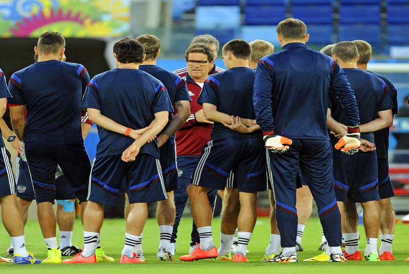 Pelatih tim sepak bola nasional  Rusia kepala Italia Fabio Capello (tengah) memimpin sesi latihan timnya di Arena Pantanal di Cuiaba, Brasil, Senin (16/6).   (EPA/Gerry Penny).