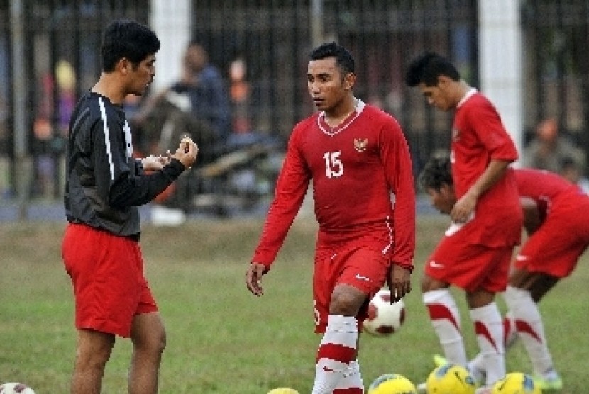 Pelatih Tim Sepakbola Indonesia Selection Nil Maizar (kiri) memberikan pengarahan saat sesi latihan.