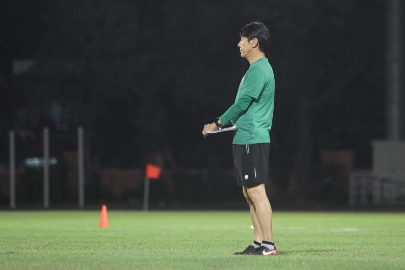 Pelatih tim U-20 Indonesia Shin Tae-yong mengamati pemain saat memimpin latihan di Lapangan Tot Heil Onzer Ribbenkast (THOR), Surabaya, Jawa Timur, Selasa (13/9/2022). Latihan tersebut dalam rangka persiapan laga kualifikasi Piala Asia U-20 2023 yang dilaksanakan pada 14-18 September 2022.