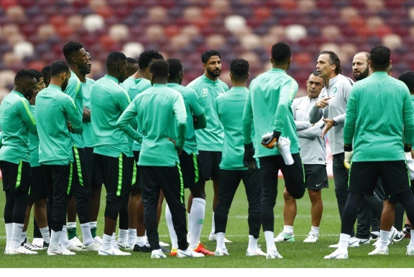 Pelatih timnas Arab Saudi Juan Antonio Pizzi (ketiga kanan) memberikan instruksi dalam sesi latihan timnya.