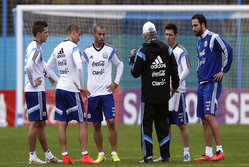 Pelatih Timnas Argentina, Alejandro Sabella (topi), memberikan pengarahan kepada pemainnya jelang laga Piala Dunia 2014 Brasil. 