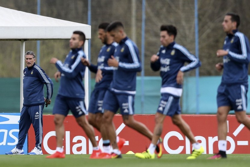 Pelatih timnas Argentina, Edgardo Bauza (kiri) memimpin latihan timnya di Ezeiza, Argentina, akhir Agustus. Tidak ada Lionel Messi yang masih cedera dalam skuat Albiceleste saat ini.