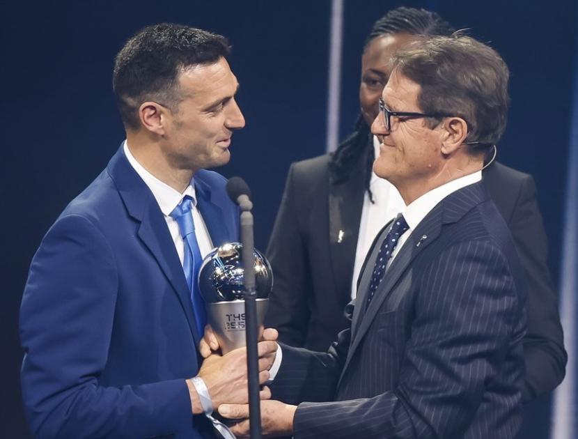 Pelatih timnas Argentina Lionel Scaloni (kiri) menerima penghargaan pelatih terbaik pria dalam penghargaan The Best FIFA Awards 2022 di Paris, Selasa (28/2/2023) dini hari WIB.