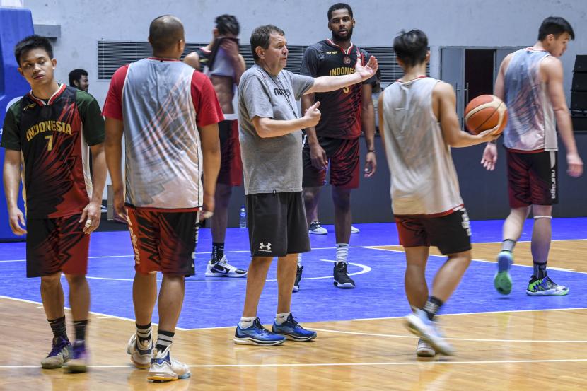 Pelatih Timnas Basket Indonesia Rajko Toroman (tengah) memberikan arahan kepada pemainnya saat melakukan latihan di Istora Senayan, Jakarta, Rabu (29/6/2022). Latihan tersebut sebagai persiapan mengikuti kualifikasi FIBA World Cup 2023 Grup C Zona Asia window tiga melawan Arab Saudi pada Jumat (1/7) dan melawan Yordania pada Senin (4/7) mendatang. 