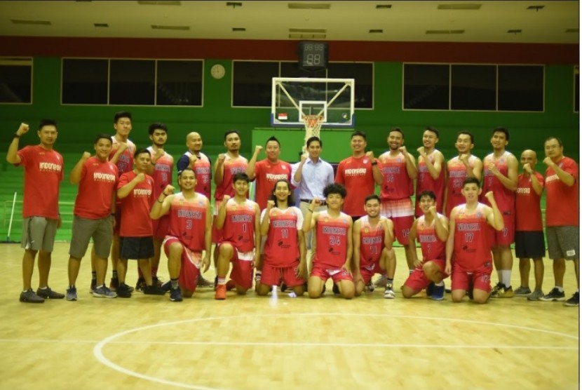 Asisten pelatih timnas basket putra Wahyu Widayat Jati (ketujuh kanan) bersama pemain, staf pelatih, dan manajer.