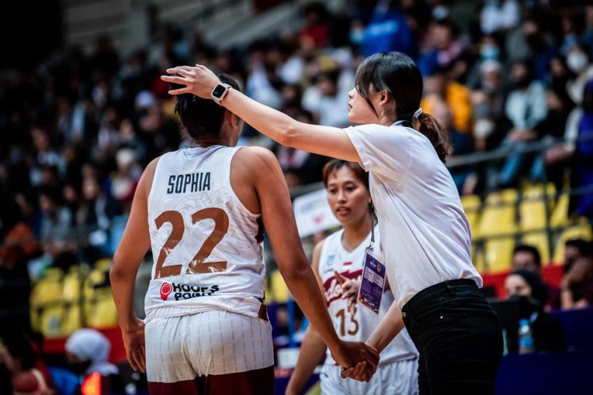 Pelatih timnas basket putri Indonesia Lin Chi Wen (kanan) memberikan instruksi dalam laga melawan Yordania di Fiba Women