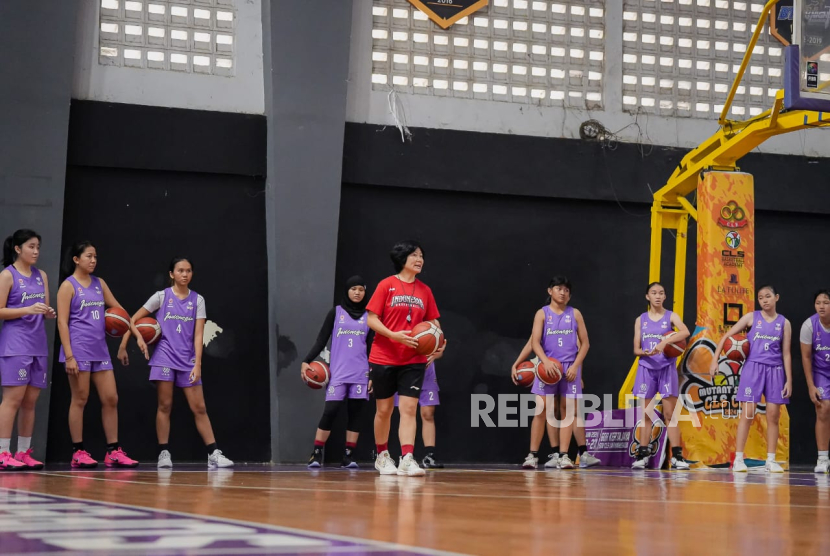 Pelatih timnas basket putri Indonesia Marlina Herawan memberikan arahan kepada para pemain timnas basket putri U-16 Indonesia yang akan berlaga di FIBA U16 Women