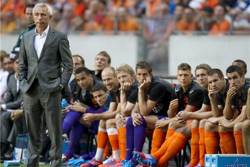 Pelatih timnas Belanda, Bert van Marwijk, mengamati pemainnya menghadapi Bulgaria dalam laga uji coba di Amsterdam pada 26 Mei lalu. 
