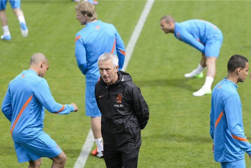 Pelatih timnas Belanda, Bert van Marwijk (tengah), mengamati pemainnya saat menggelar sesi pertama latihan timnas di Lausanne, Swiss, Jumat (18/5).  
