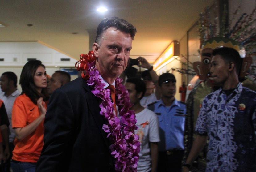  Pelatih timnas Belanda Louis van Gaal tiba di Bandara Halim Perdanakusuma, Jakarta, Rabu (5/6).     (Antara/Rian Fitrianto)