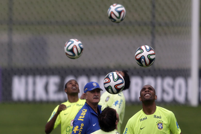 Pelatih Timnas Brasil, Luiz Felipe Scolari (tengah), mengamati pemainnya saat menjalani latihan persiapan Piala Dunia 2014 di Rio de Janeiro pada 28 Mei. 