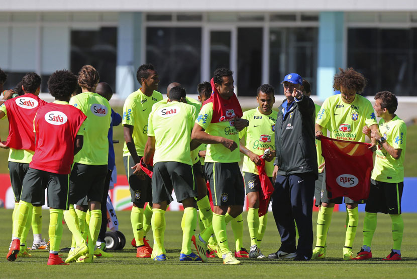  Pelatih Timnas Brasil, Luiz Felipe Scolari (tiga kanan), memberikan pengarahan terhadap pemainnya dalam sesi latihan di Teresopolis, Rio de Janeiro, Kamis (5/6). 