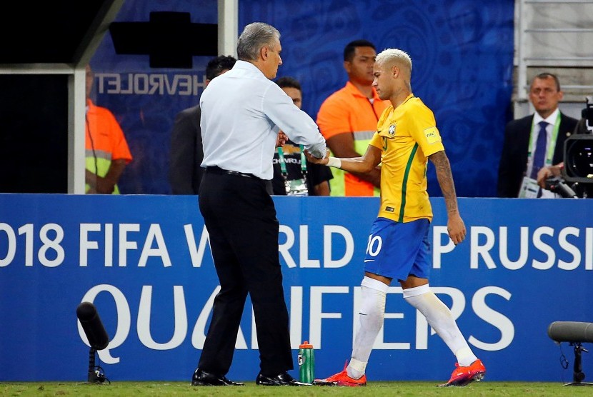 Pelatih timnas Brasil, Tite (kiri) menyalami Neymar seusai laga kualifikasi Piala Dunia 2018 lawan Bolivia, Jumat (7/10), Brasil menang 5-0 pada laga yang digelar di Arena das Dunas, Natal itu.