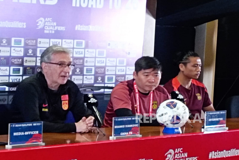 Pelatih timnas China Branko Ivankovic (kiri) dan pemain China Zhang Yuning (kanan).