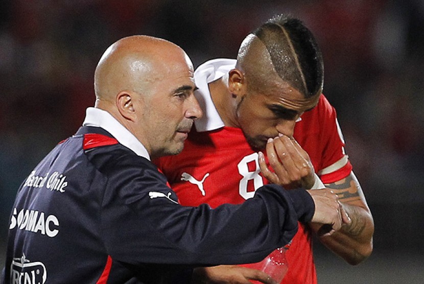 Pelatih timnas Cile, Jorge Sampaoli berbincang dengan Arturo Vidal.