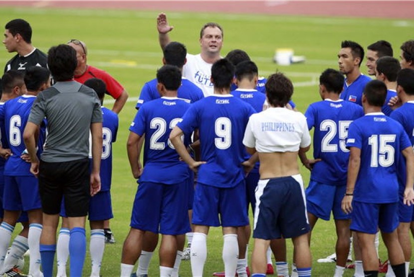 Pelatih timnas Filipina, Hans Michael Weiss (tengah), memimpin pemainnya menggelar sesi latihan. 