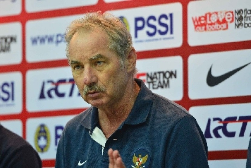 Pelatih timnas Indonesia Alfred Riedl, berbicara usai laga Indonesia versus Timor Leste di Stadion Gelora Bung Karno, Jakarta, Selasa (11/11). 