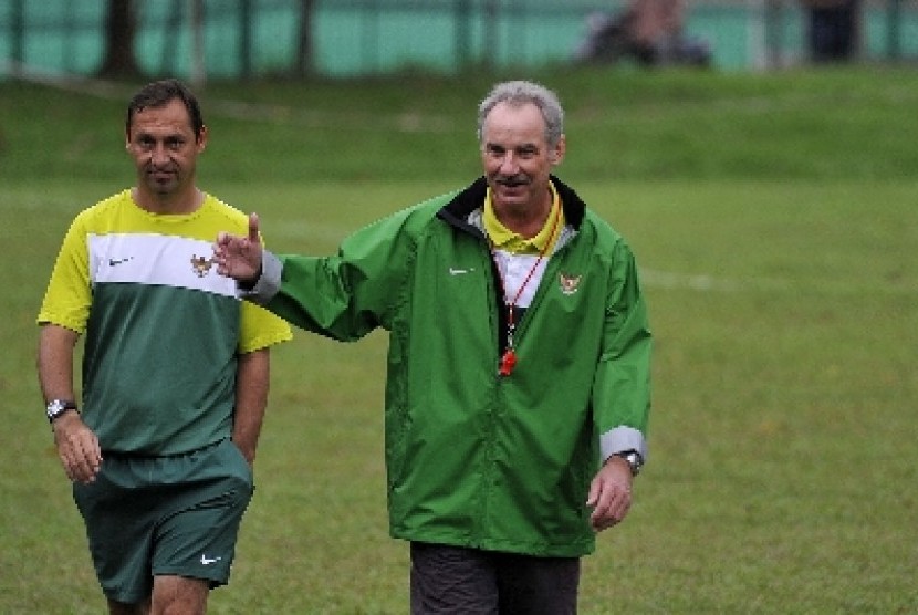 Pelatih timnas Indonesia, Alfred Riedl bersama asisten pelatih Wolfgang Pikal.