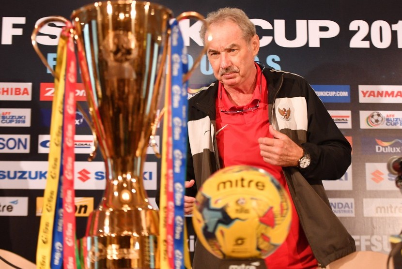 Pelatih timnas Indonesia Alfred Riedl bersiap memberikan keterangan pers jelang final putaran kedua Piala AFF 2016 di Bangkok, Thailand (16/12). 