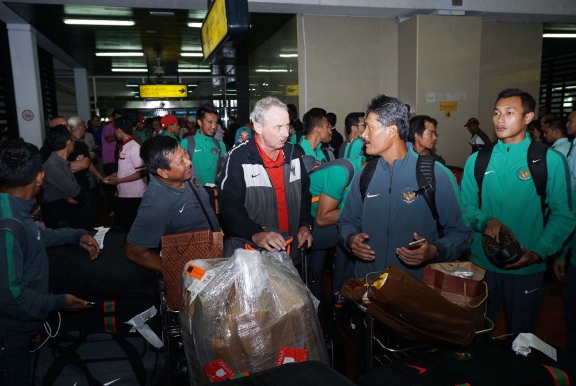 Pelatih Timnas Indonesia Alfred Riedl (kedua kiri) bersama anggota tim tiba di Terminal 2D Bandara Soekarno-Hatta, Tangerang, Banten, Kamis (8/12) malam.