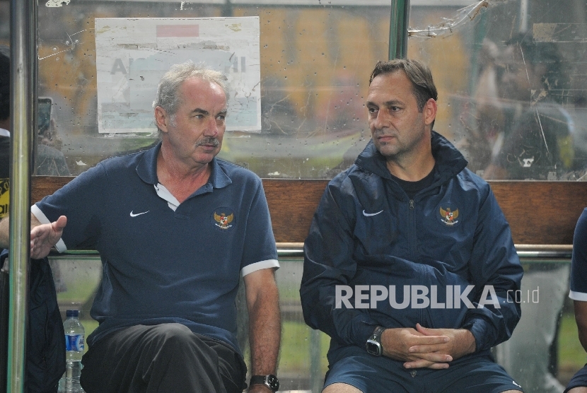 Pelatih timnas Indonesia, Alfred Riedl (kiri) dan asisten pelatih Wolfgang Pikal.