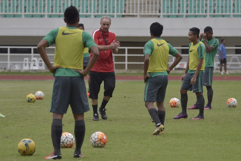 Pelatih timnas Indonesia Alfred Riedl memberikan arahan kepada pemain ketika memimpin latihan perdana usai lolos grup A AFF Suzuki Cup 2016 di Stadion Pakansari, Kabupaten Bogor, Jabar, Selasa (29/11). 