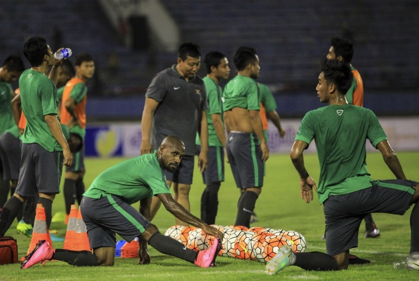 Pelatih Timnas Indonesia Alfred Riedl memberikan pengarahan saat sesi latihan di Stadion Manahan, Solo, Jawa Tengah, Senin (5/9). 