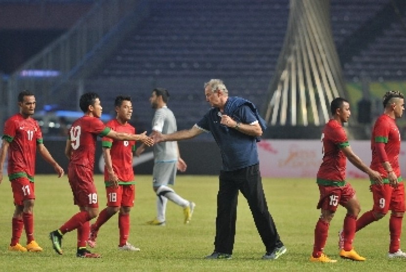 Pelatih timnas Indonesia Alfred Riedl menyalami para pemainnya seusai laga ujicoba melawan Suriah di Stadion Utama Gelora Bung Karno, Jakarta, Sabtu (15/11).