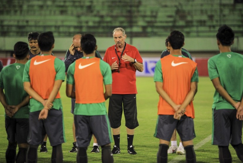 Pelatih Timnas Indonesia, Alfred Riedl (tengah), memberikan pengarahan saat sesi latihan di Stadion Manahan, Solo, Jawa Tengah, Senin (5/9). 