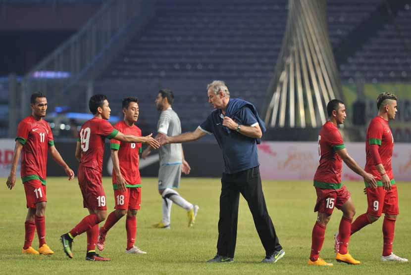 Pelatih timnas Indonesia, Alfred Riedl (tengah), menyalami para pemainnya seusai laga ujicoba melawan Suriah di Stadion Utama Gelora Bung Karno, Jakarta, Sabtu (15/11). 