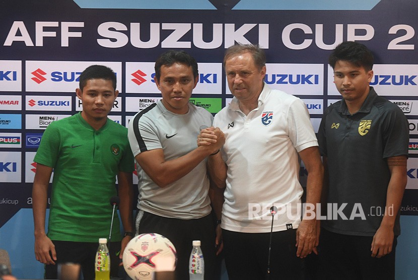 Pelatih timnas Indonesia Bima Sakti (kedua kiri) dan pesepak bola timnas Evan Dimas (kiri) berpose dengan Pelatih Thailand Milovan Rajevac (kedua kanan) dan pesepak bola Thailand Thitipan Puangchan (kanan) usai sesi konferensi pers menjelang laga lanjutan Piala AFF 2018 di Stadion Nasional Rajamangala, Bangkok, Thailand, Jumat (16/11/2018). 