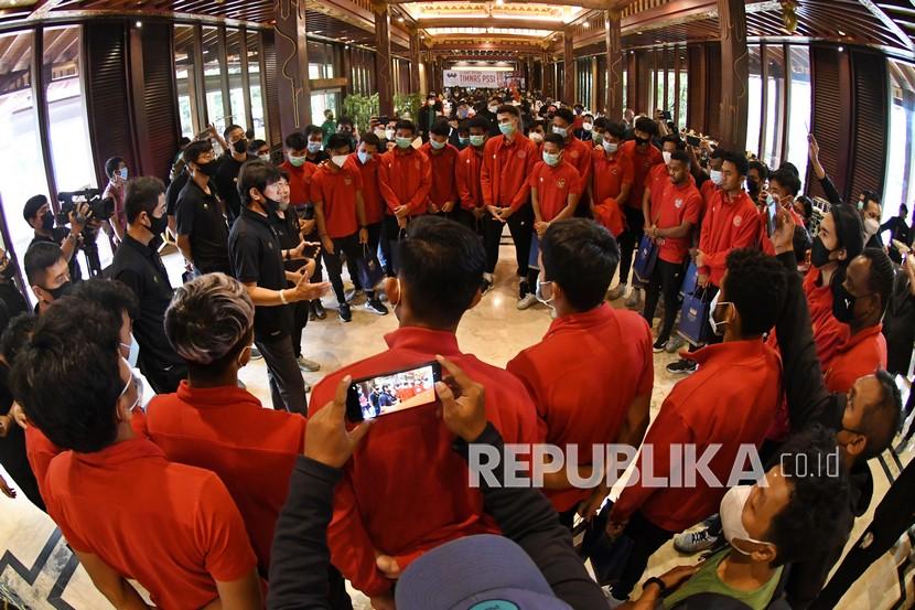 Pelatih Timnas Indonesia dalam Piala AFF 2020 Shin Tae-yong (tengah, kedua kiri) menyampaikan pesan kepada para pesepak bola usai karantina di Hotel Sultan, Jakarta, Kamis (6/1/2022). Dalam acara tersebut PSSI membubarkan tim yang merebut juara kedua Piala AFF 2020 dan selanjutnya akan segera membentu tim yang akan berlaga dalam Piala AFF U-23 di Kamboja pada 14-26 Februari 2022. 
