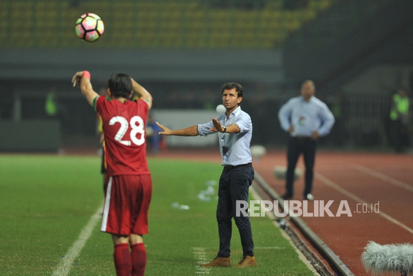 Pelatih timnas Indonesia Luis Milla memberikan instruksi kepada pemain dalam laga uji coba melawan Kamboja di Stadion Patriot Chandrabhaga, Bekasi, Rabu (4/10).